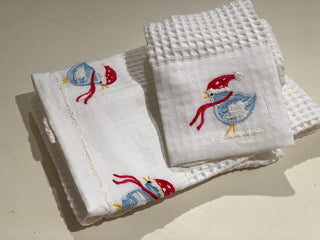 VOGEL MIT SCHAL - BESTICKTES HANDTUCH